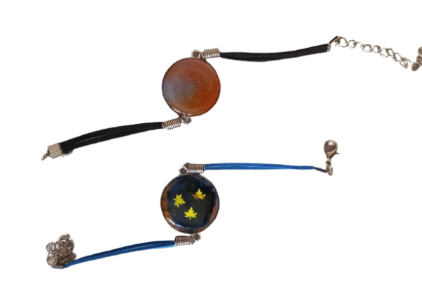 Son piezas muy ligeras, puedes elegir el color de la resina y el cordón entre rosa, azul, negro , blanco y rojo.