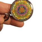 Medallòn circular mediano con dibujo de mandala.