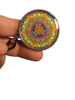 Medallòn circular mediano con dibujo de mandala.