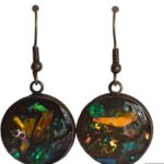 Pendientes colgantes medianos. Son piezas muy ligeras, puedes elegir el color de la resina. Todas las piezas de tesscollage se realizan de manera artesanal , esto implica que las piezas no son idénticas.