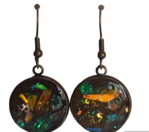 Pendientes colgantes medianos. Son piezas muy ligeras, puedes elegir el color de la resina. Todas las piezas de tesscollage se realizan de manera artesanal , esto implica que las piezas no son idénticas.