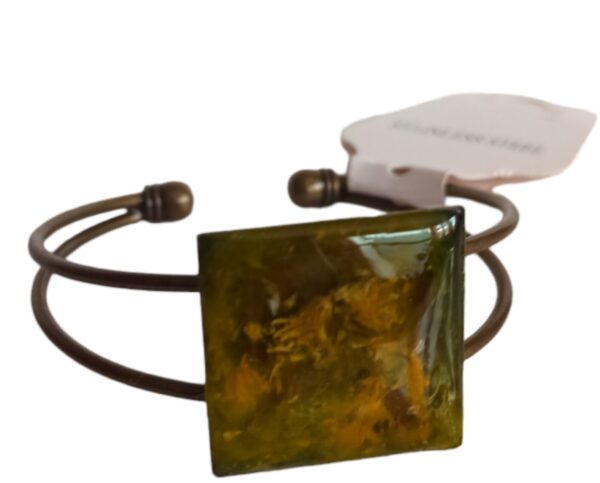 Pulseras con diferente decoración en sus detalles geométricos, en metal y resina.