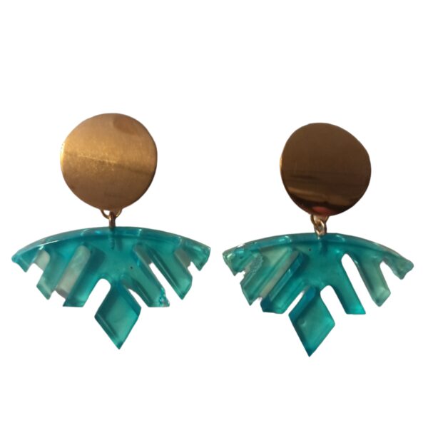 Estas piezas con personalizables en color homogéneo, mezcla de colores , o texturas nacaradas y diferentes engarzados, etc. Son accesorios muy ligeros, realizados de forma artesanal.