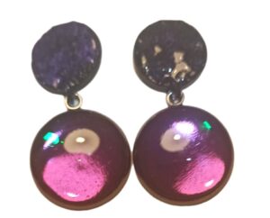Estas piezas con personalizables en color homogéneo, mezcla de colores o texturas nacaradas y diferentes engarzados, etc. Son accesorios muy ligeros, realizados de forma artesanal.