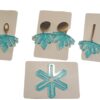 Estas piezas con personalizables en color homogéneo, mezcla de colores , o texturas nacaradas,  con iniciales o sin iniciales, y diferentes engarzados, etc. Son accesorios muy ligeros, realizados de forma artesanal.