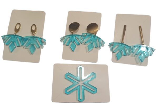 Estas piezas con personalizables en color homogéneo, mezcla de colores , o texturas nacaradas,  con iniciales o sin iniciales, y diferentes engarzados, etc. Son accesorios muy ligeros, realizados de forma artesanal.
