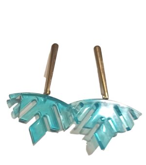 Estas piezas con personalizables en color homogéneo, mezcla de colores , o texturas nacaradas,  con iniciales o sin iniciales, y diferentes engarzados, etc. Son accesorios muy ligeros, realizados de forma artesanal.