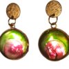 Estas piezas con personalizables en color homogéneo, mezcla de colores o texturas nacaradas y diferentes engarzados, etc. Son accesorios muy ligeros, realizados de forma artesanal.
