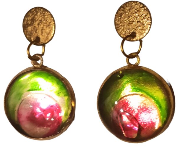 Estas piezas con personalizables en color homogéneo, mezcla de colores o texturas nacaradas y diferentes engarzados, etc. Son accesorios muy ligeros, realizados de forma artesanal.