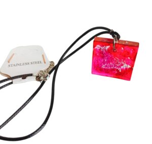 Estas piezas con personalizables en color homogéneo, mezcla de colores , o texturas nacaradas,  con iniciales o sin iniciales, y diferentes engarzados, etc. Son accesorios muy ligeros, realizados de forma artesanal.