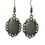 Pendientes colgantes medianos. Son piezas muy ligeras, puedes elegir el color de la resina. Todas las piezas de tesscollage se realizan de manera artesanal , esto implica que las piezas no son idénticas.
