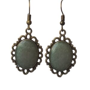 Pendientes colgantes medianos. Son piezas muy ligeras, puedes elegir el color de la resina. Todas las piezas de tesscollage se realizan de manera artesanal , esto implica que las piezas no son idénticas.