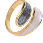 anillo de acero acabado dorado nacarado en dos tonos, abiertos para una mejor adaptación