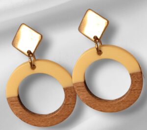 Pendientes medianos, madera y resina