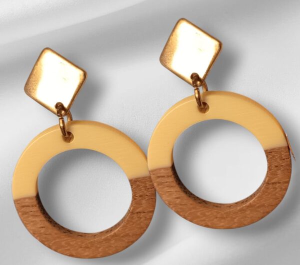 Pendientes medianos, madera y resina